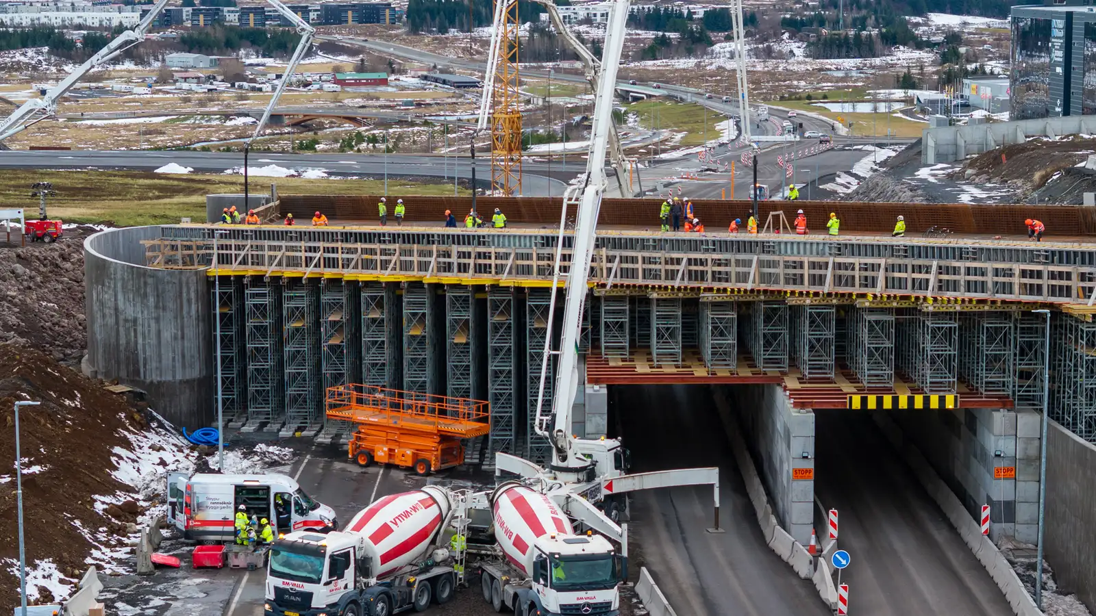 Farmur 205 steypubíla fór í nýja brú  yfir Breiðholtsbraut