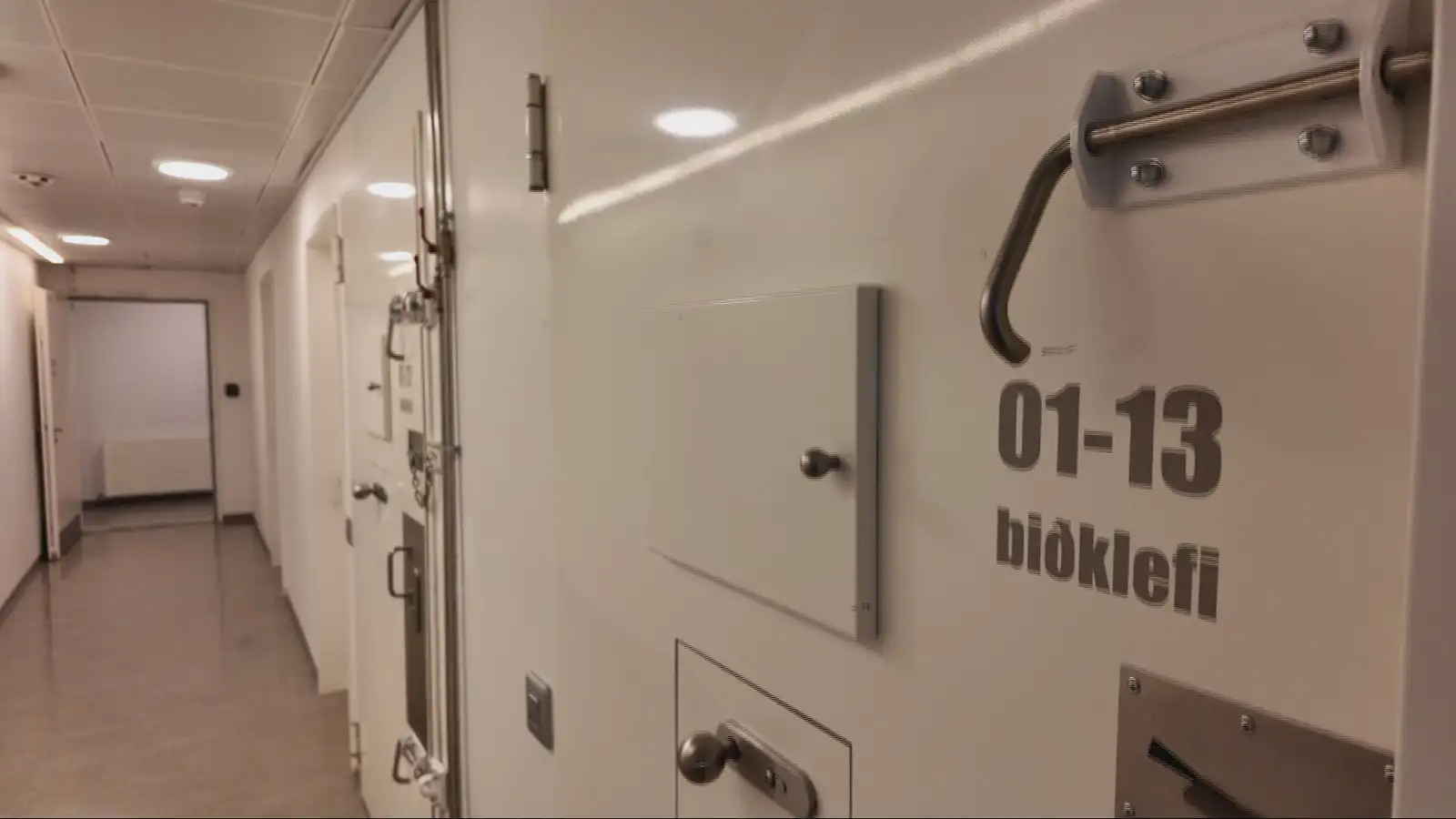 Yfirfullar deildir og fangar vistaðir í ófullnægjandi klefum