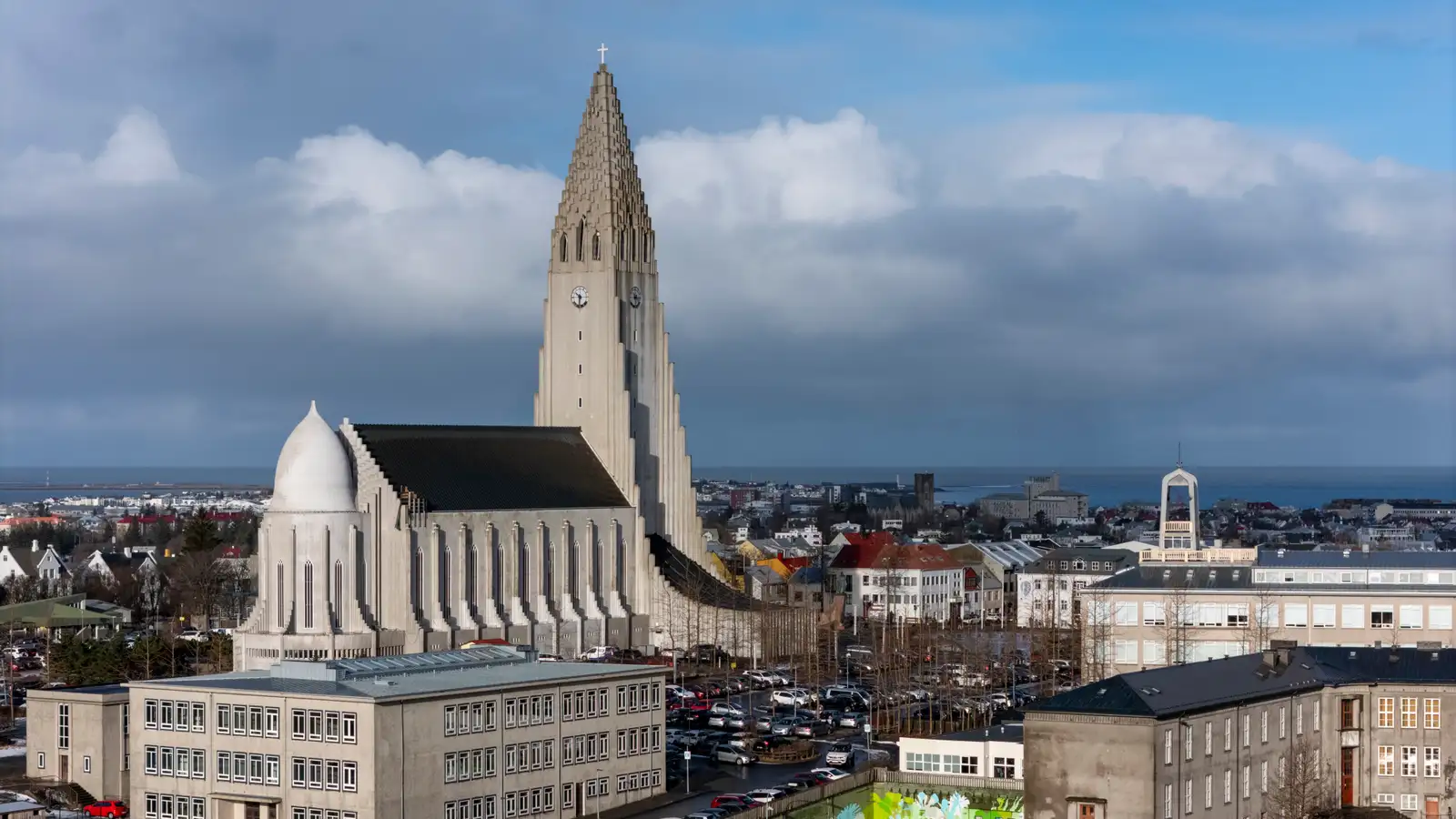 Loftmynd af miðbæ Reykjavíkur, Hallgrímskirkja fyrir miðju myndar. Mynd tekin í Mars 2026