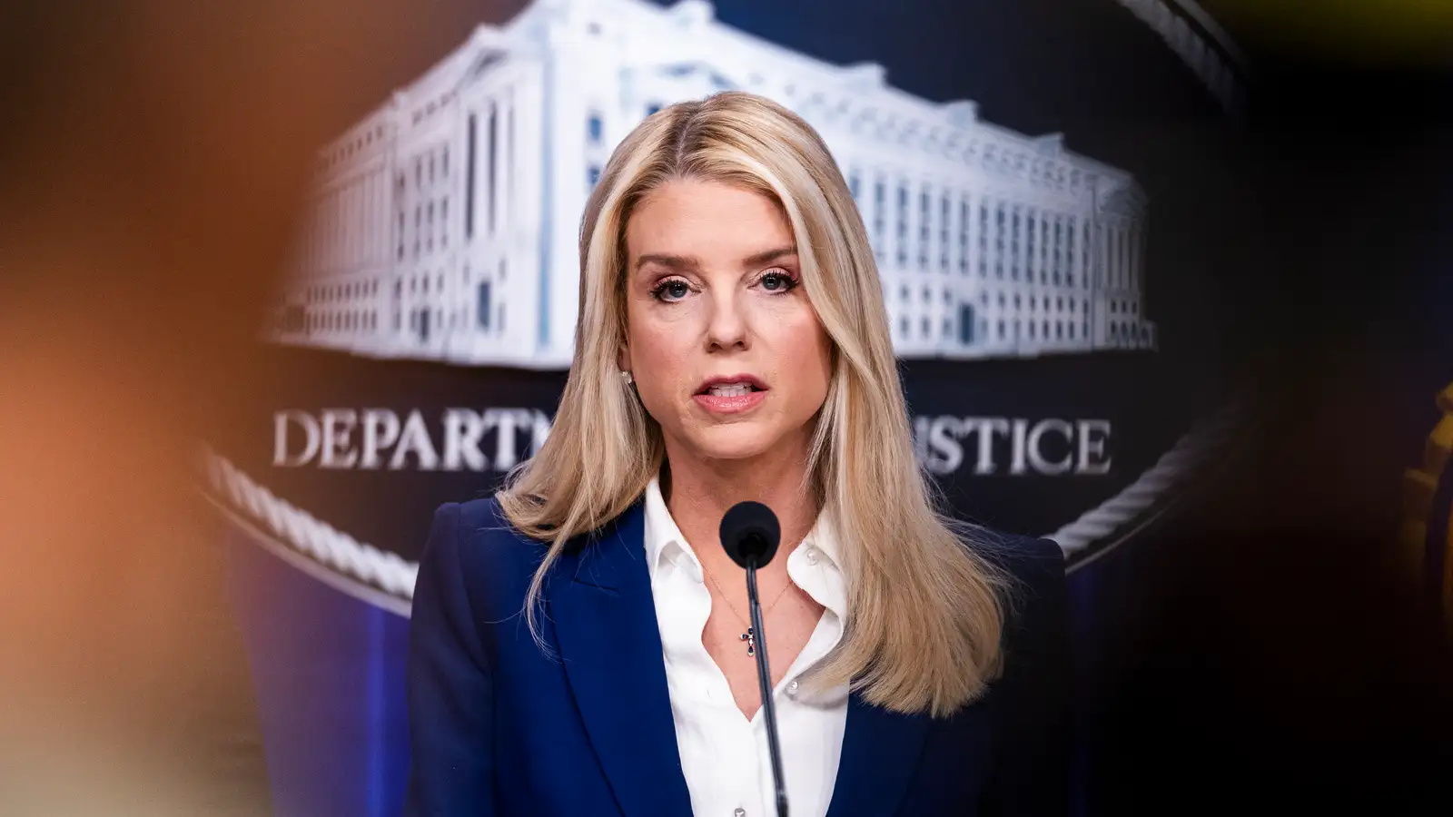 Trump sagður hafa vikið Pam Bondi úr embætti