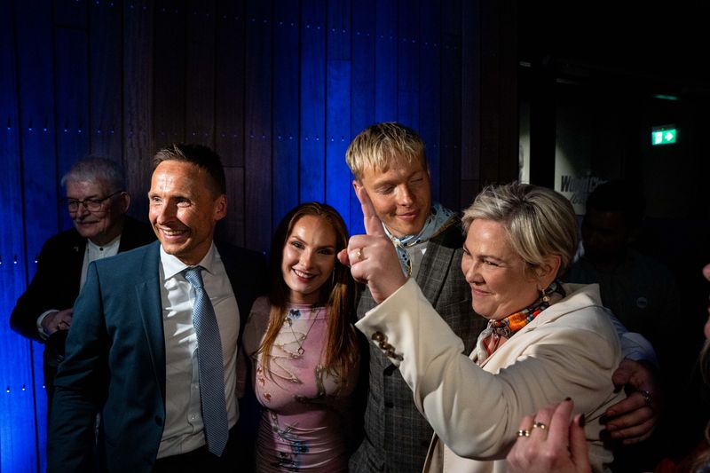 Yalangoch yoshlarning uy qurilishi fotosuratlari