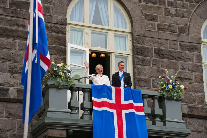 Halla Tómasdóttir und Björn Skúlason auf dem Balkon von Alþingishus.