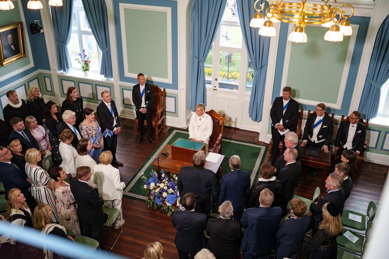 Halla Tómasdóttir wird als Präsidentin von Island eingesetzt.