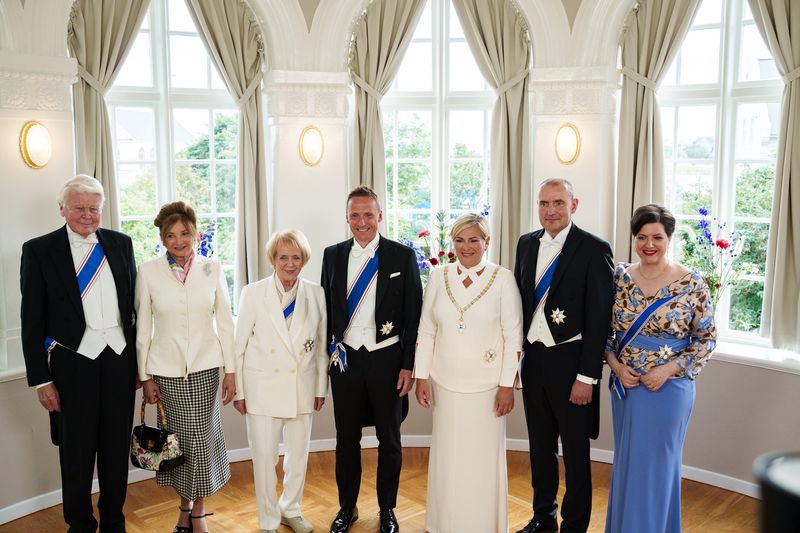 Halla Tómasdóttir, die neue Präsidentin Islands, zusammen mit allen lebenden ehemaligen Präsidenten Islands.