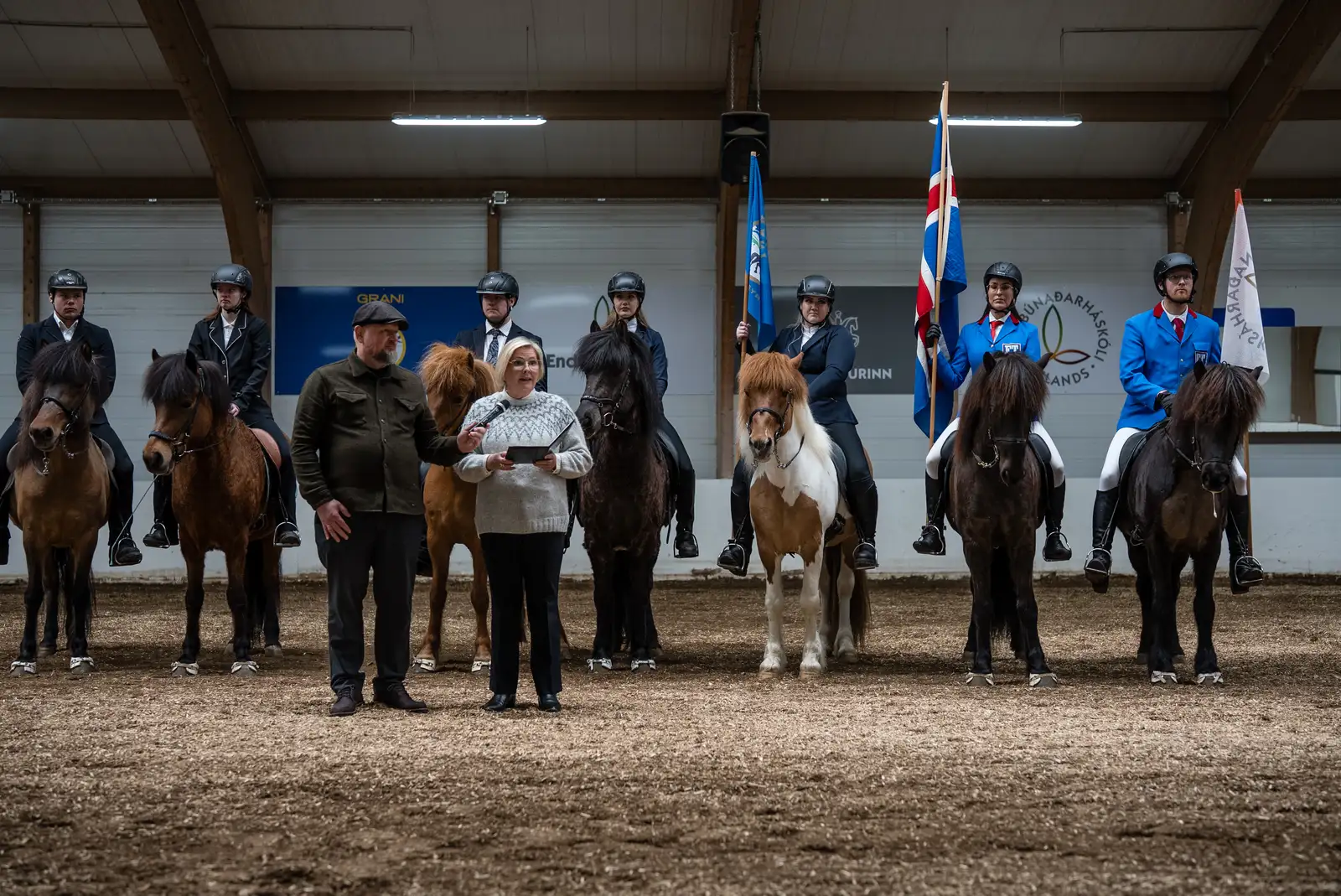 Frá Skeifudegi Landbúnaðarháskóla Íslands. Nemendur skólans sitja á hestum í reiðhöll hestamiðstöðvar LBHÍ að Mið-Fossum.