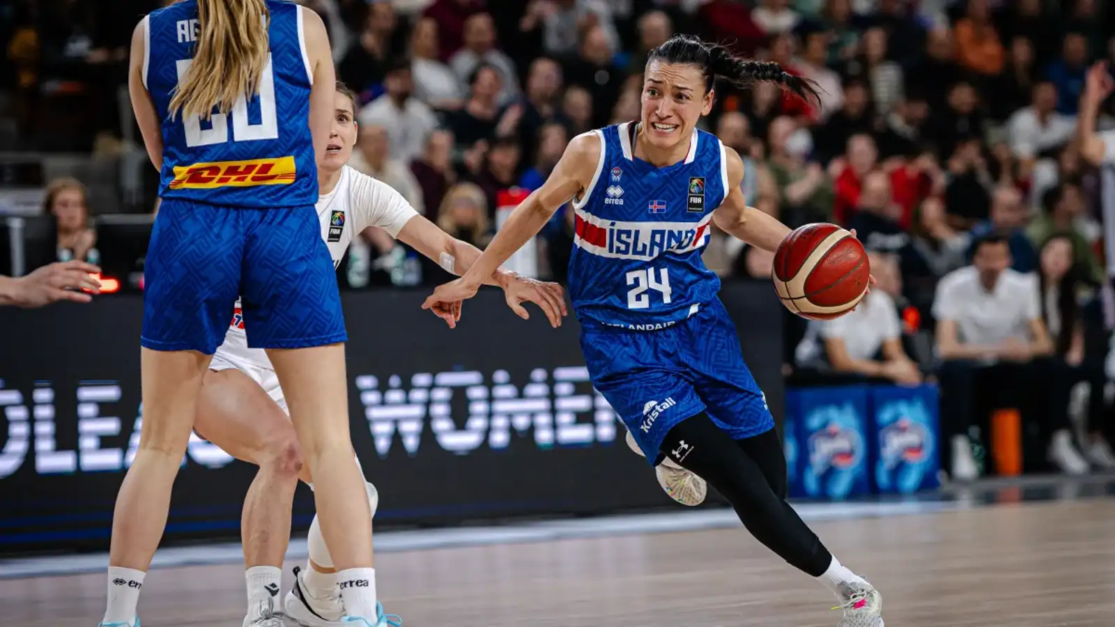 Leikur Íslands og Serbíu hafinn í beinni á RÚV 2