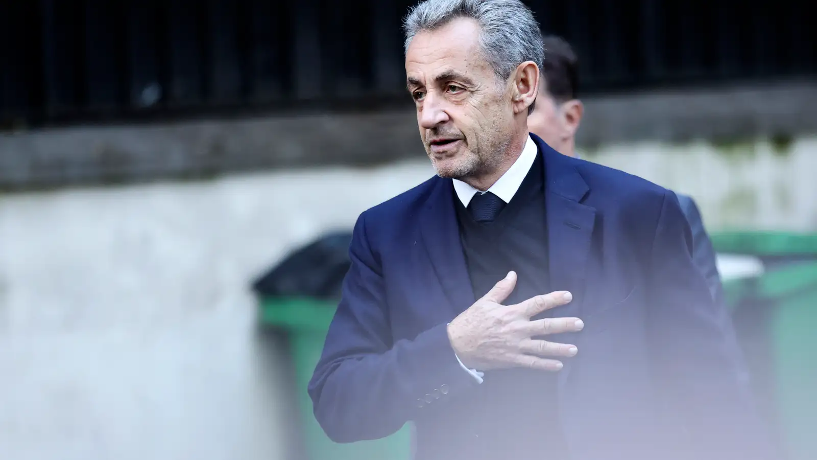 Sarkozy segir lífið í fangelsinu erfitt og gæti losnað í dag