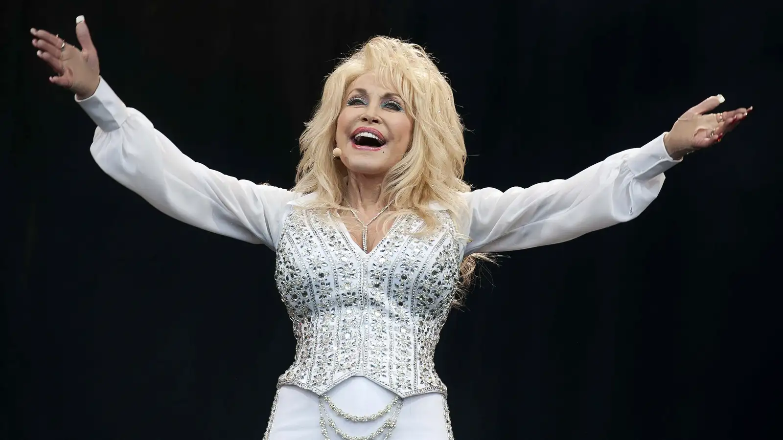 Dolly Parton hefur ekki tíma í að eldast og fagnar áttræðisafmæli með því að gefa til baka