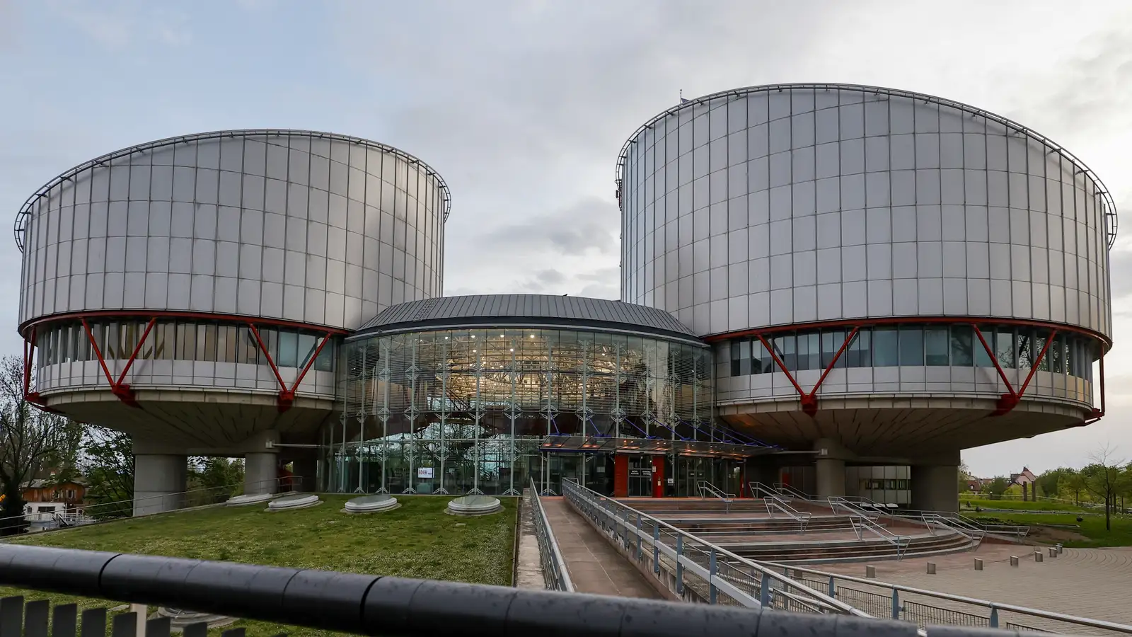 Ríkið sakfellt í einu dómsmáli en sýknað í fjórum