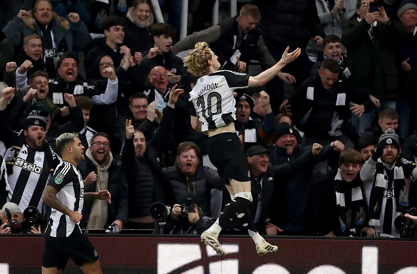 epa11877689 Anthony Gordon of Newcastle celebrates after scoring the 2-0 during the EFL Cup semi-final 2nd leg match between Newcastle United and Arsenal FC, in Newcastle, Britain, 05 February 2025.  EPA-EFE/ADAM VAUGHAN