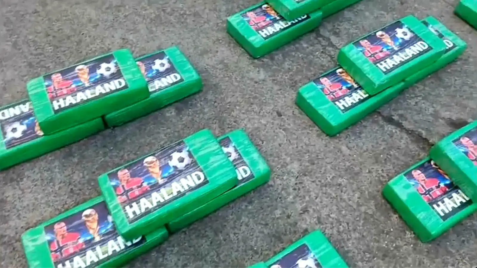 Myndir af Erling Haaland umlykja kókaín