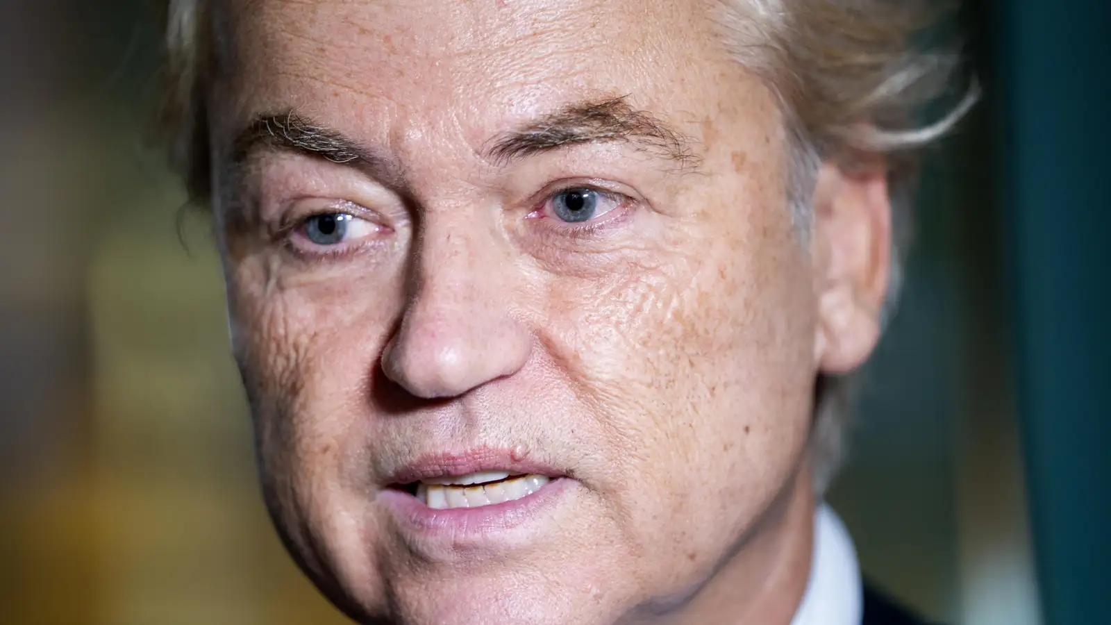 Wilders kominn aftur á stjá eftir hótanir