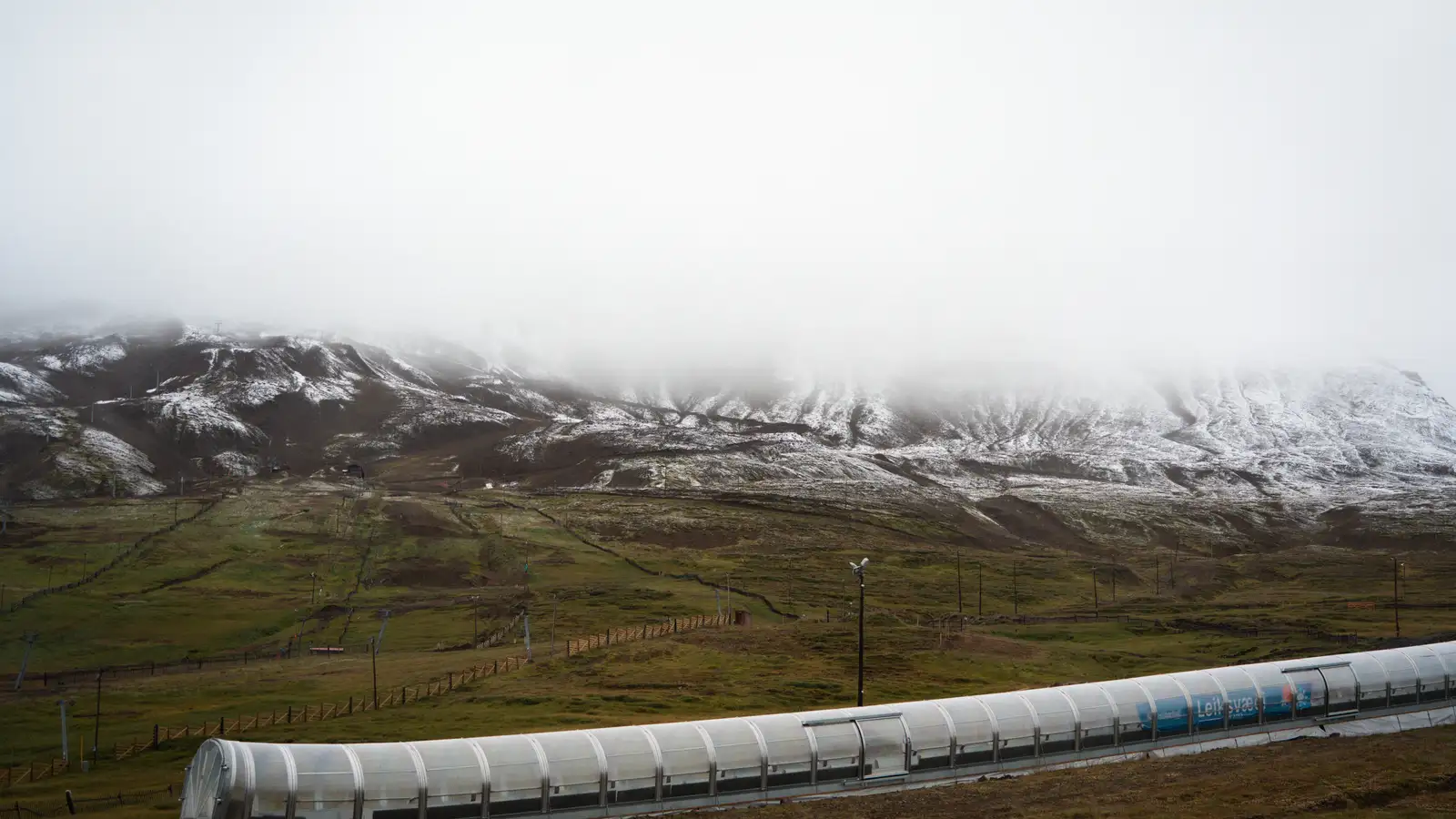 Tekið að grána í fjöllum við Akureyri