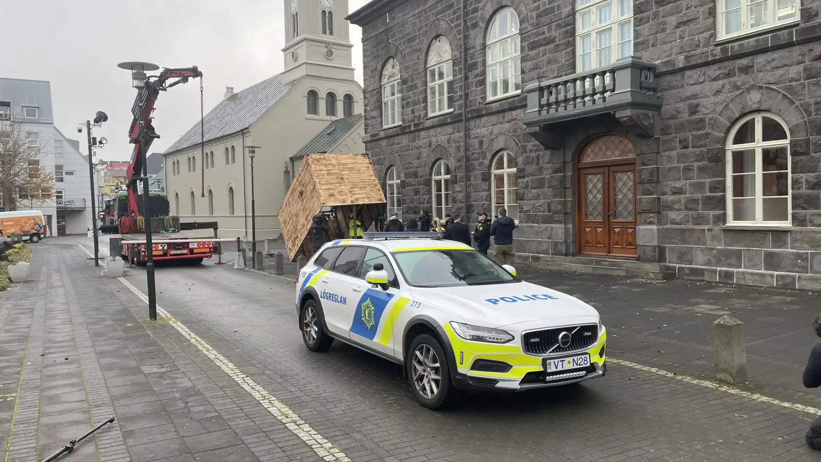 Lögreglan mætti þegar öryrkjar komu upp fátæktargildru við Alþingishúsið