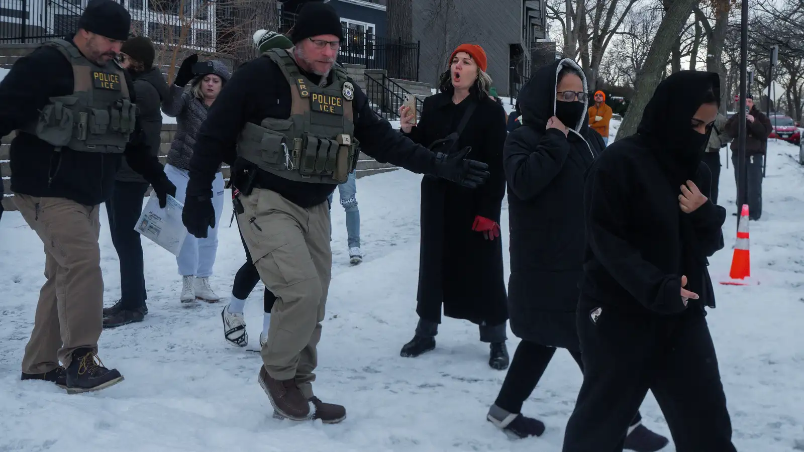 Mótmæli og ótti á götum Bandaríkjanna – Hvað er ICE?