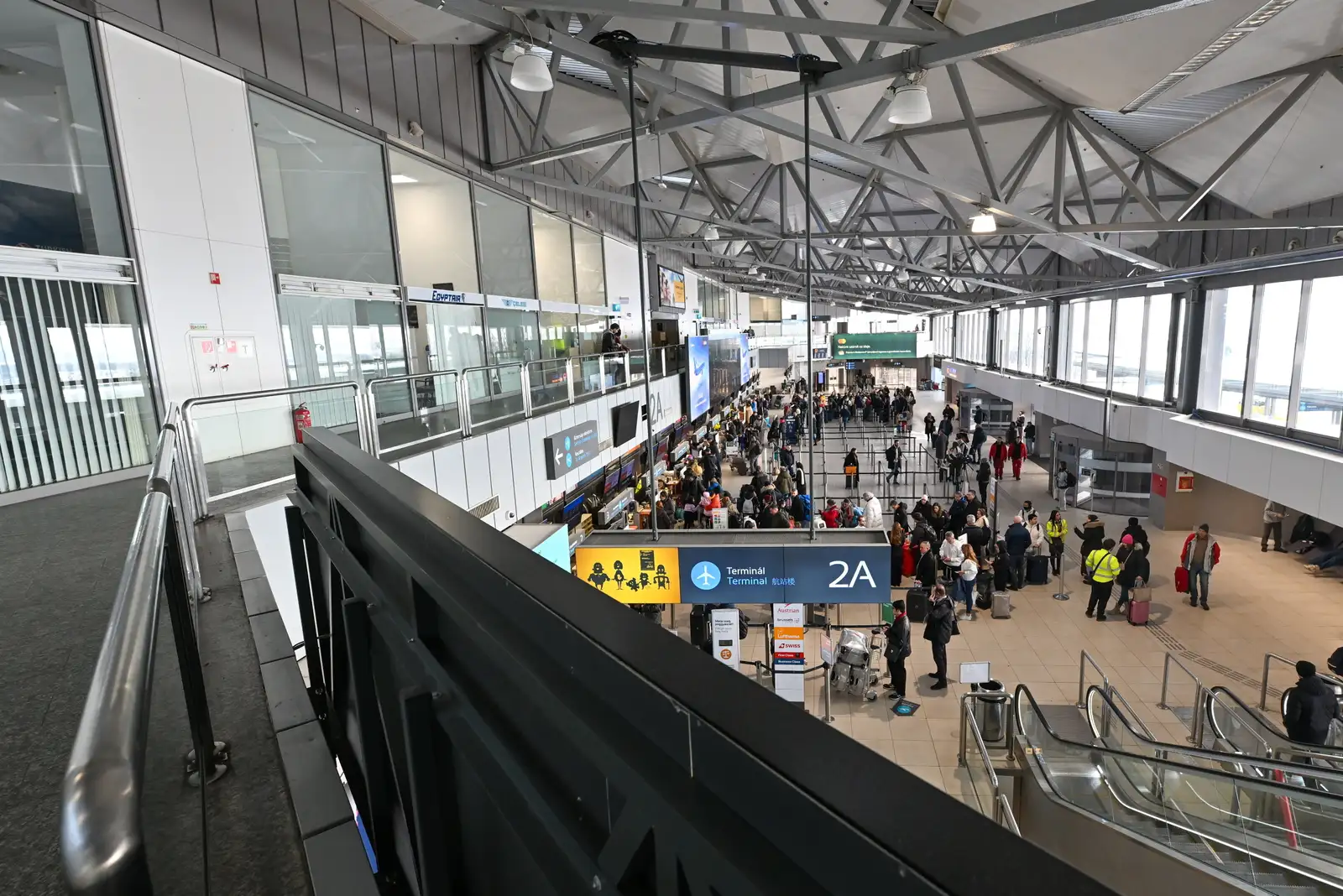 epa12646537 Passangers check-in at Liszt Ferenc International Airport in Budapest, Hungary, 13 January 2026. The airport resumed flight operations following a complete halt earlier in the day, which remained in effect for a few hours for safety reasons due to extreme icing.  EPA/TIBOR ILLYES HUNGARY OUT