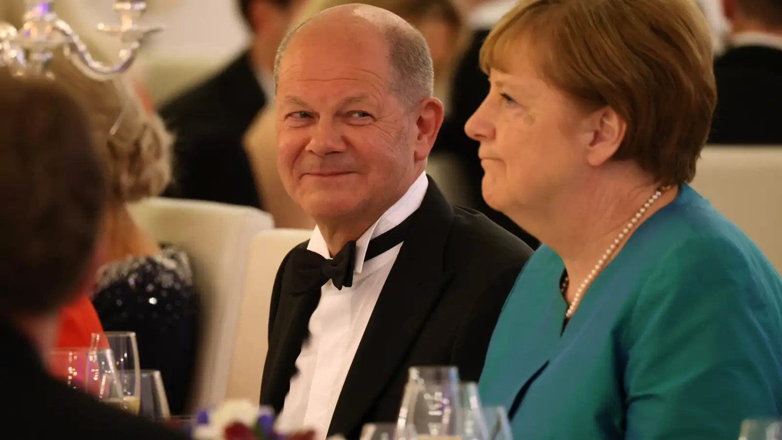 Karlmaður grunaður um að hvetja til morða á stjórnmála- og embættismönnum