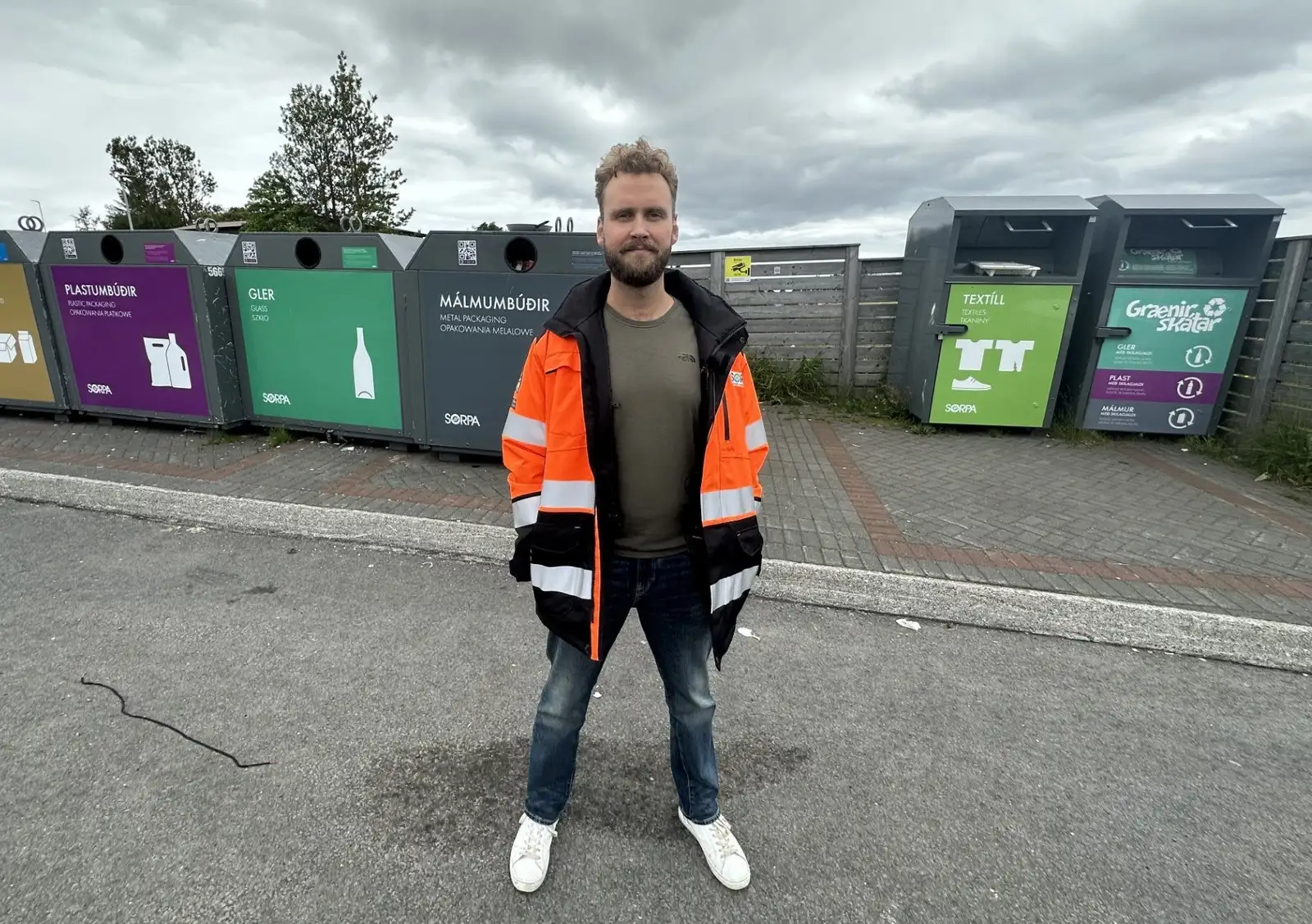 Gunnar Dofri Ólafsson, sviðsstjóri þjónustu- og samskiptasviðs Sorpu, stendur fyrir framan söfnunargáma Sorpu.