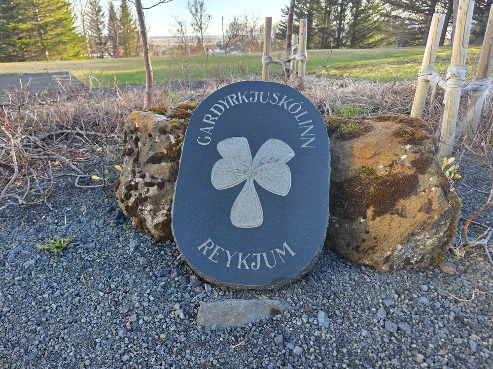 Steinn merktur Garðyrkjuskólanum Reykjum.