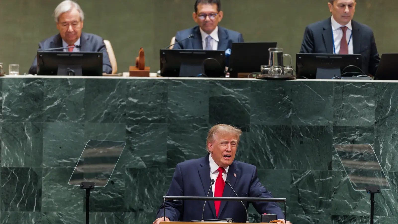 Trump um Íran: „Á ég að steypa þeim í helvíti?“