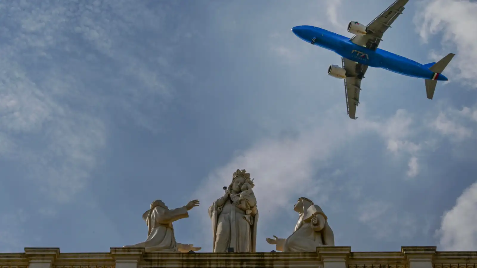 Enn trufla drónar umferð um flugvöll