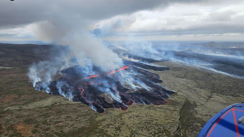 Ein Foto von einem Überwachungsflug der norwegischen Küstenwache mit Blick auf den nördlichsten Teil des Ausbruchs. Lava fließt über die moosige Landschaft und nördlicher Schnee weht nach Süden.