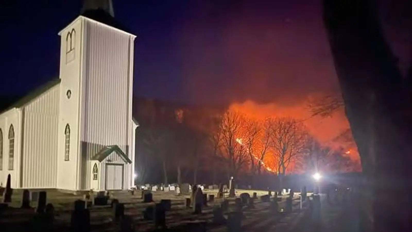 Um 40 manns flutt í öruggt skjól vegna gróðurelda í Þrændalögum