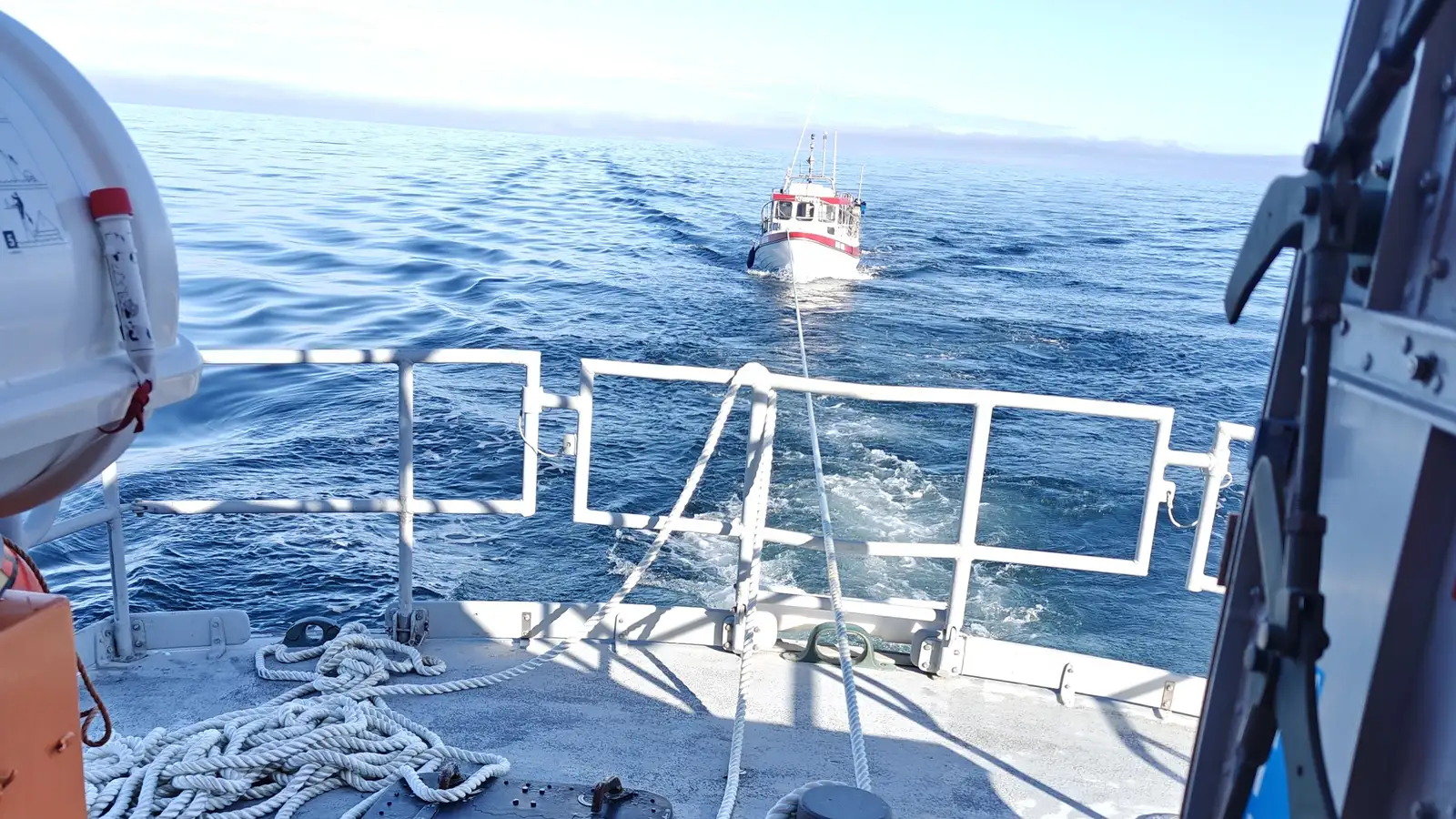 Komu tveimur fiskibátum til aðstoðar