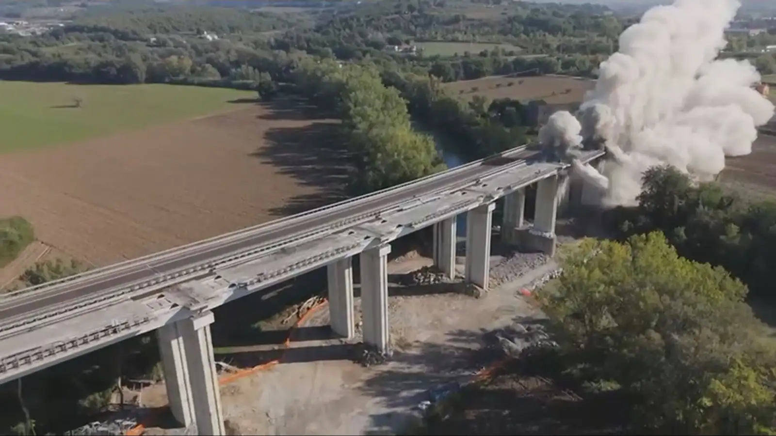 Sprengdu 1.300 metra langa brú vegna endurbóta