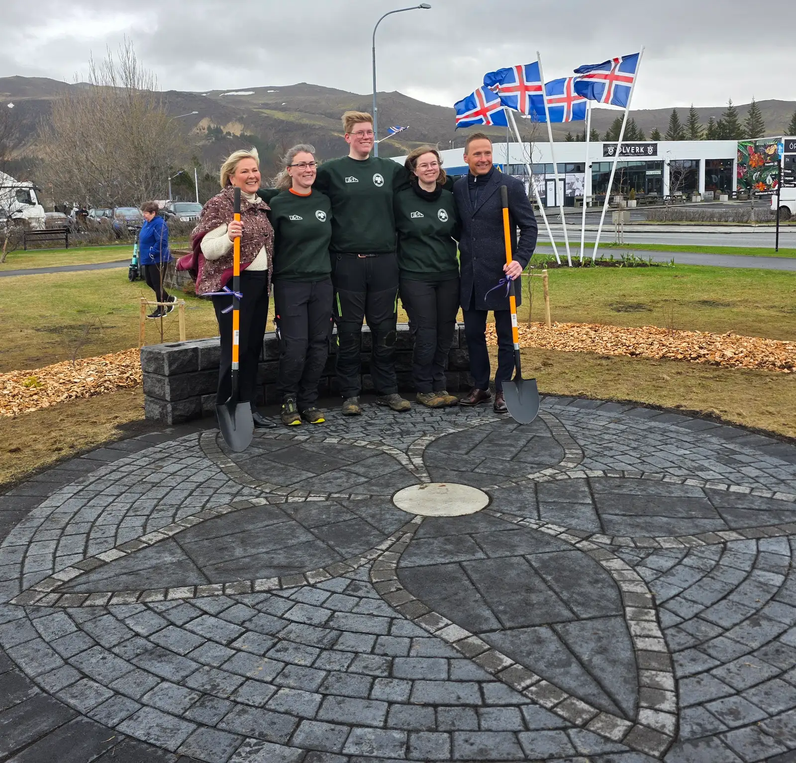 Halla Tómasdóttir, forseti Íslands, heimsótti Hveragerði í tilefni af 80 ára afmæli bæjarfélagsins. Hún gróðursetti tré í Höllulundi, heimsótti Garðyrkjuskólann, Reykjaböðin og hjúkrunarheimilið Ás.