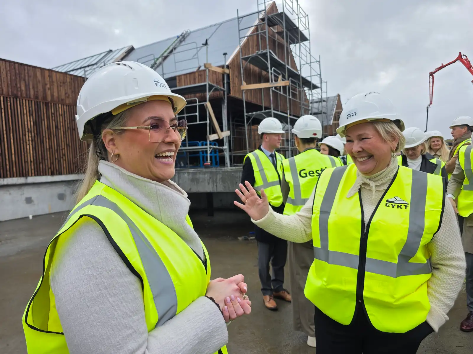 Halla Tómasdóttir, forseti Íslands, heimsótti Hveragerði í tilefni af 80 ára afmæli bæjarfélagsins. Hún gróðursetti tré í Höllulundi, heimsótti Garðyrkjuskólann, Reykjaböðin og hjúkrunarheimilið Ás.