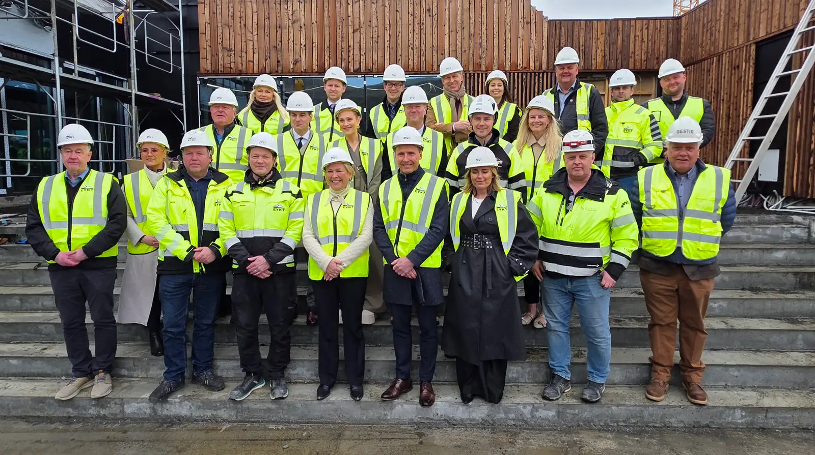 Halla Tómasdóttir, forseti Íslands, heimsótti Hveragerði í tilefni af 80 ára afmæli bæjarfélagsins. Hún gróðursetti tré í Höllulundi, heimsótti Garðyrkjuskólann, Reykjaböðin og hjúkrunarheimilið Ás.