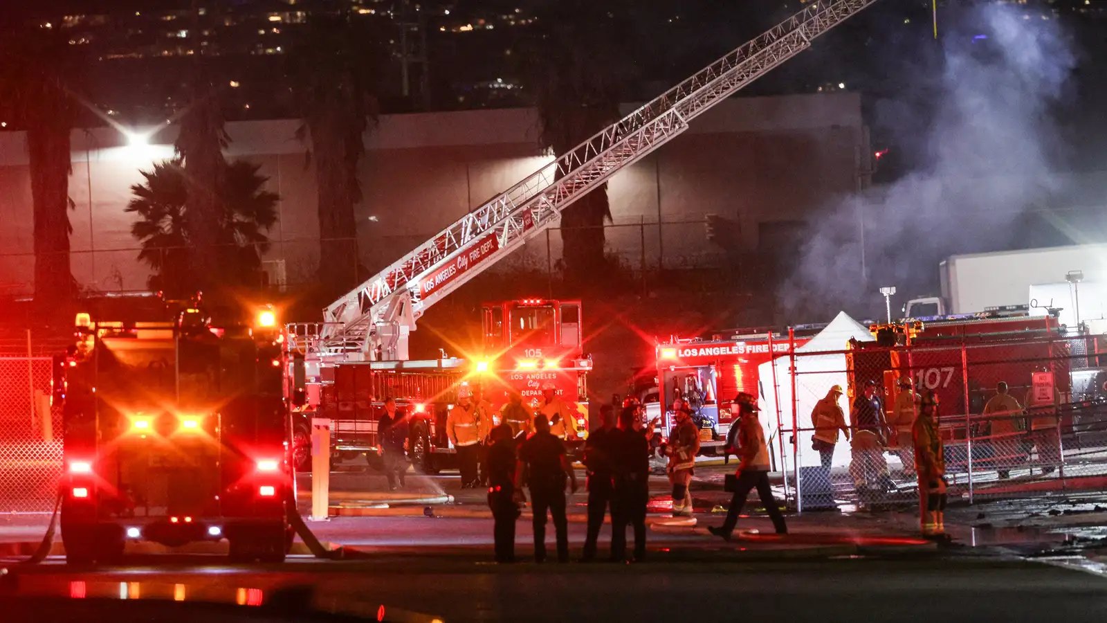 Minnst þrír fórust þegar fréttaþyrla hrapaði í Los Angeles