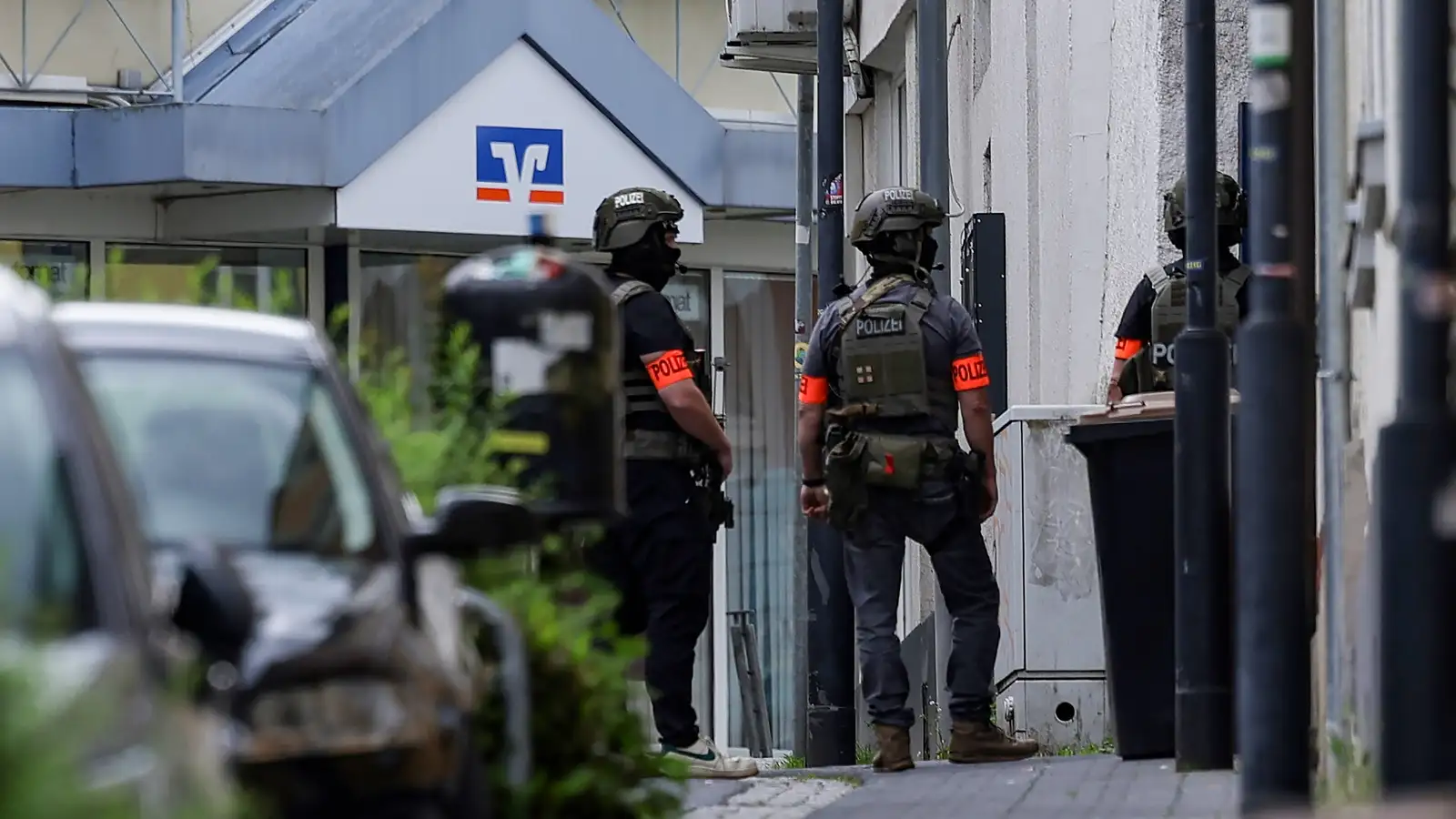 Bankaræningjarnir löngu horfnir þegar gíslatökunni lauk