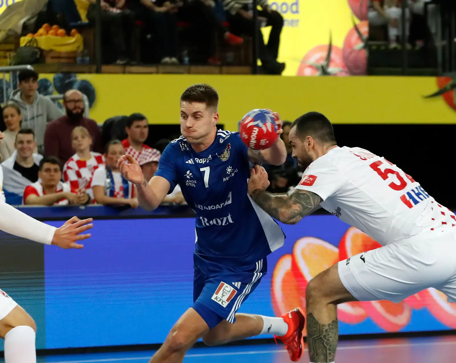 epa11850486 Iceland's Viggo Kristjansson (L) in action against Croatia's Marin Sipic (R) during the IHF Men's Handball World Championship 2025 Main round match between Croatia and Iceland in Zagreb, Croatia, 24 January 2025.  EPA-EFE/ANTONIO BAT