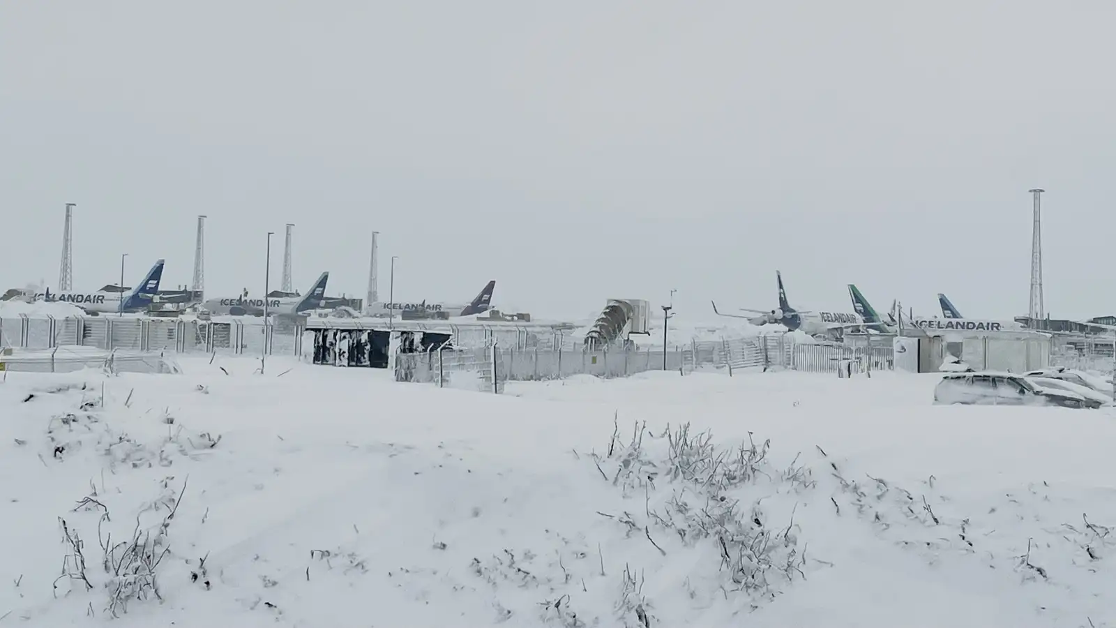 Talsverð röskun á flugi og vegum lokað víða um land