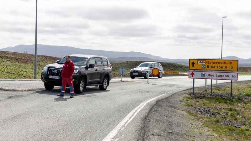 Lokunarpóstur við Grindavíkurafleggjara. Kvikuhlaup 29. maí.