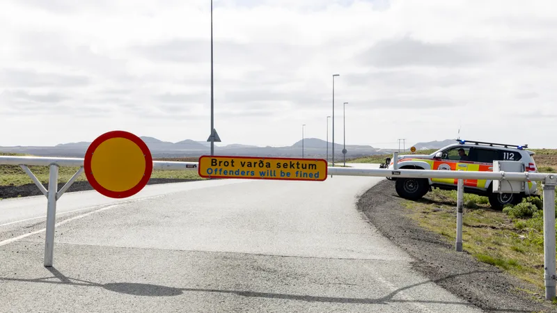 Lokunarpóstur við Grindavíkurafleggjara. Kvikuhlaup 29. maí.