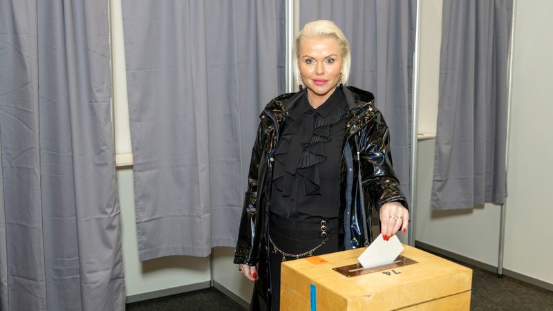 Ásdís Rán Gunnarsdóttir wirft bei der Präsidentschaftswahl 2024 ihren Stimmzettel in eine Wahlurne in einem Wahllokal in Smáran in Kópavogur.