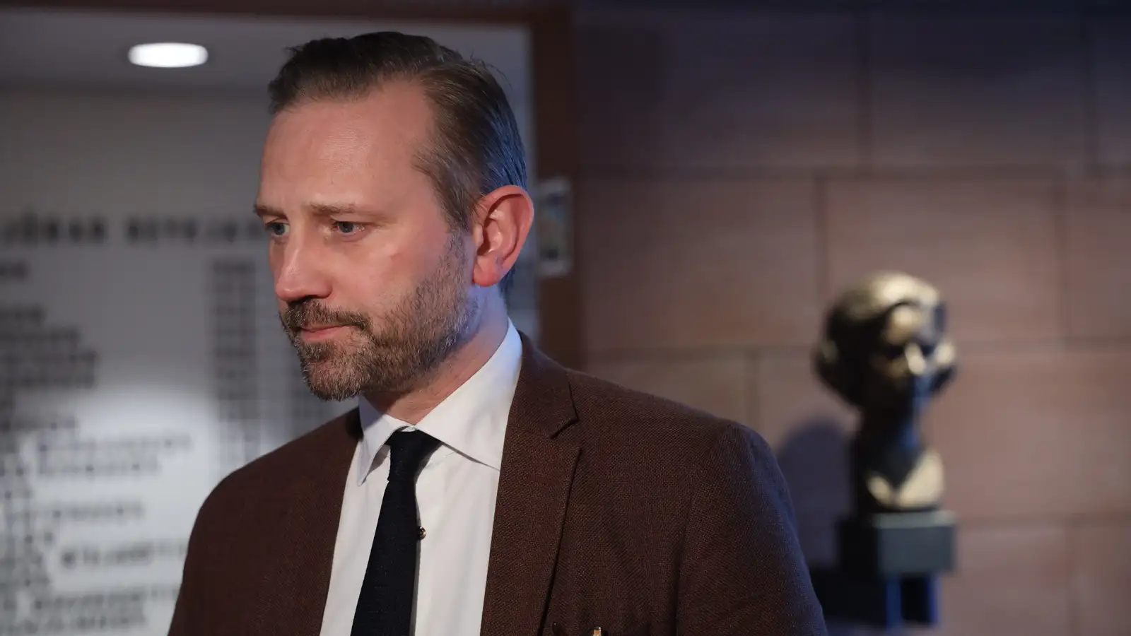 Engin bein þjónustustörf lögð niður
