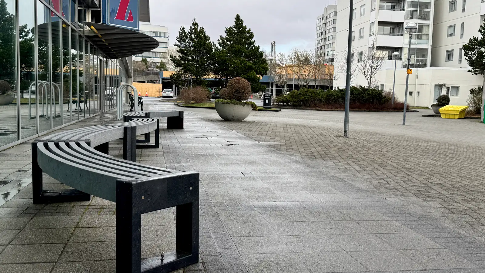 Unglingsdrengur kýldur í andlitið í Hamraborg