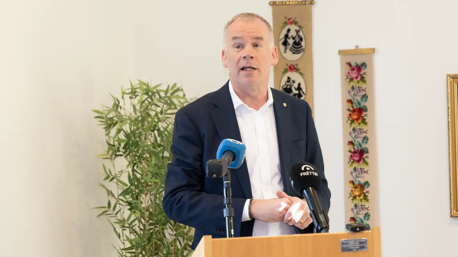 Almar tekur við formennsku