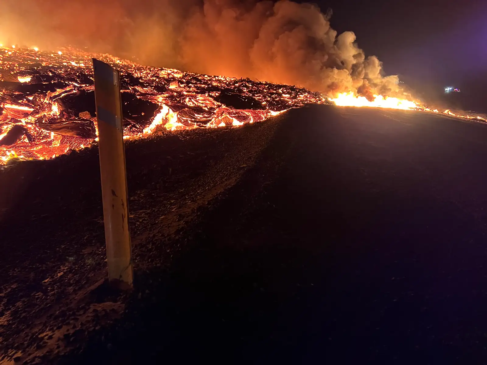 Bild zeigt Lava, die über Grindavíkurveg fließt.