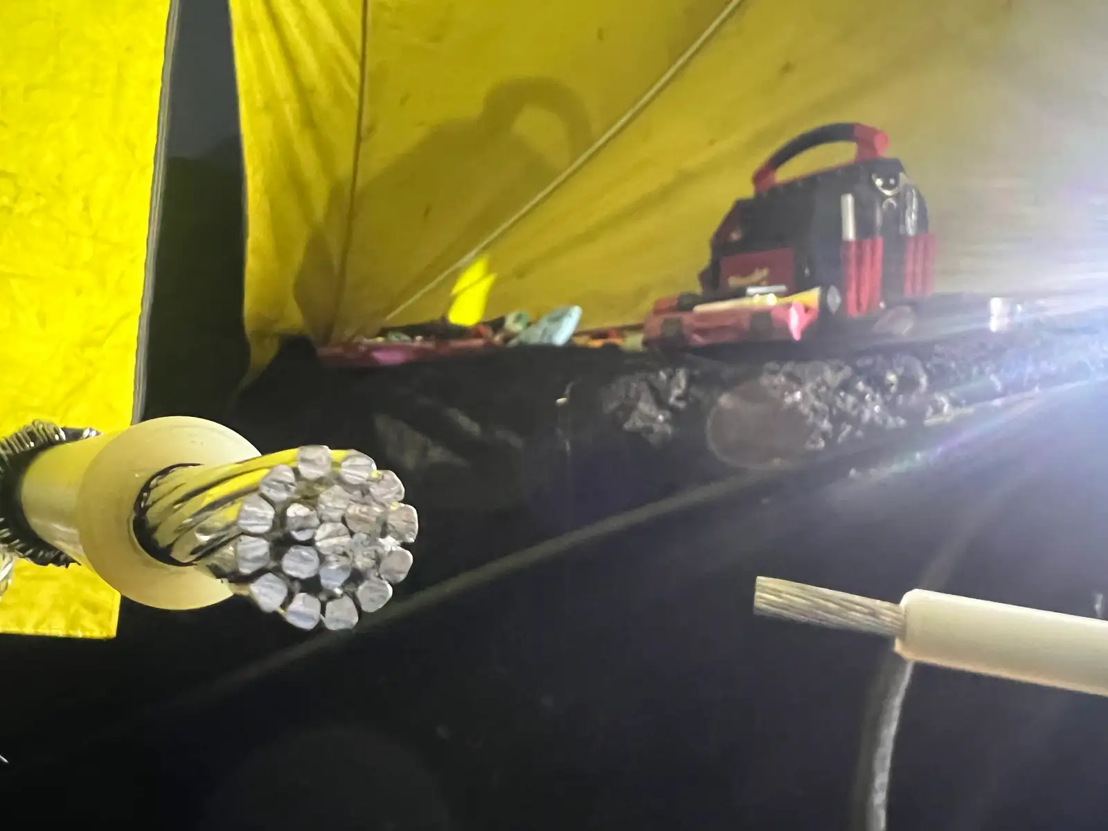 Strengur sem verið er að draga í gegnum rör undir Skógá.