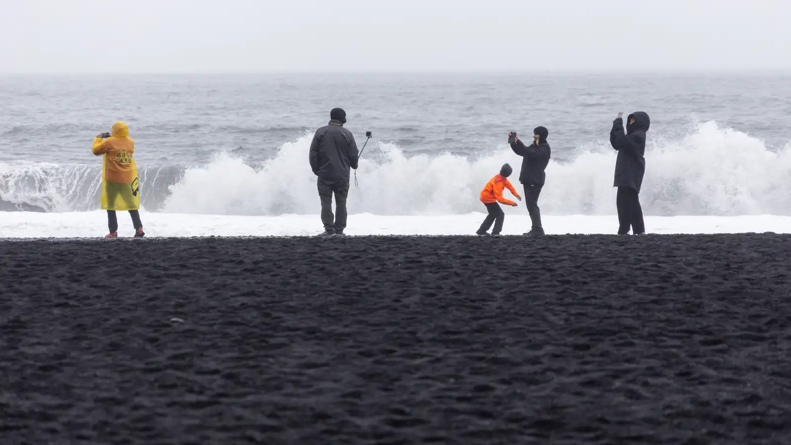 Víðast þurrt og hægur vindur