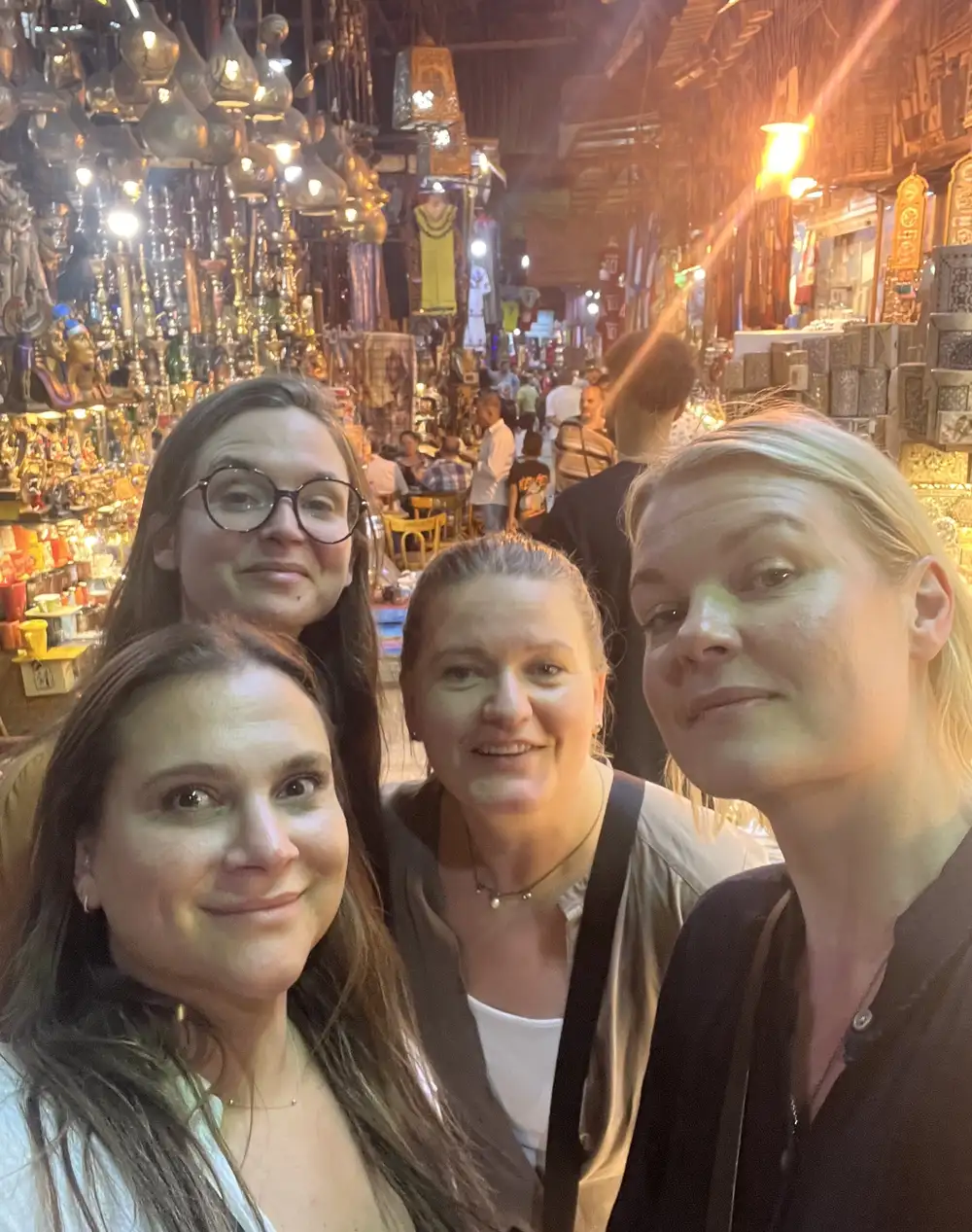 Hammomda qizlar ayollar külotlarini hidlaydilar.