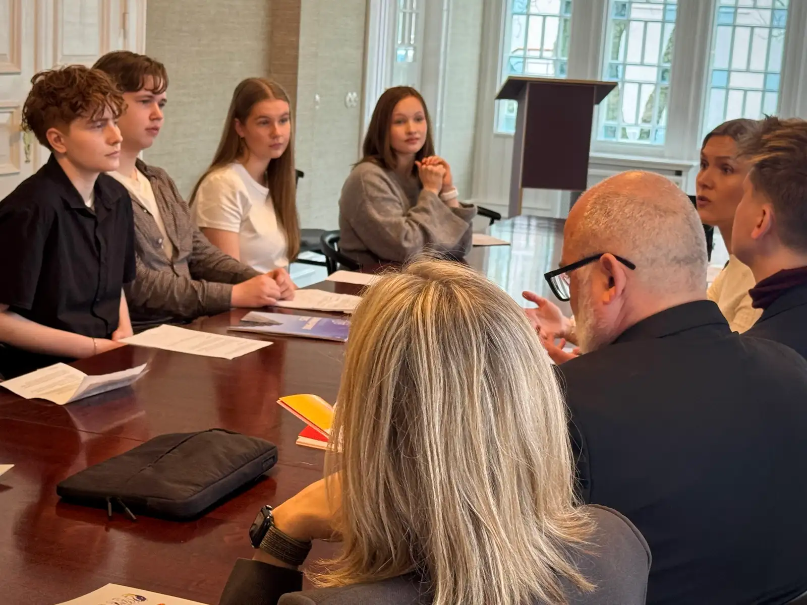 Barnaþingmenn, umboðsmaður barna og ráðherrar í Ráðherrabústað 2026.