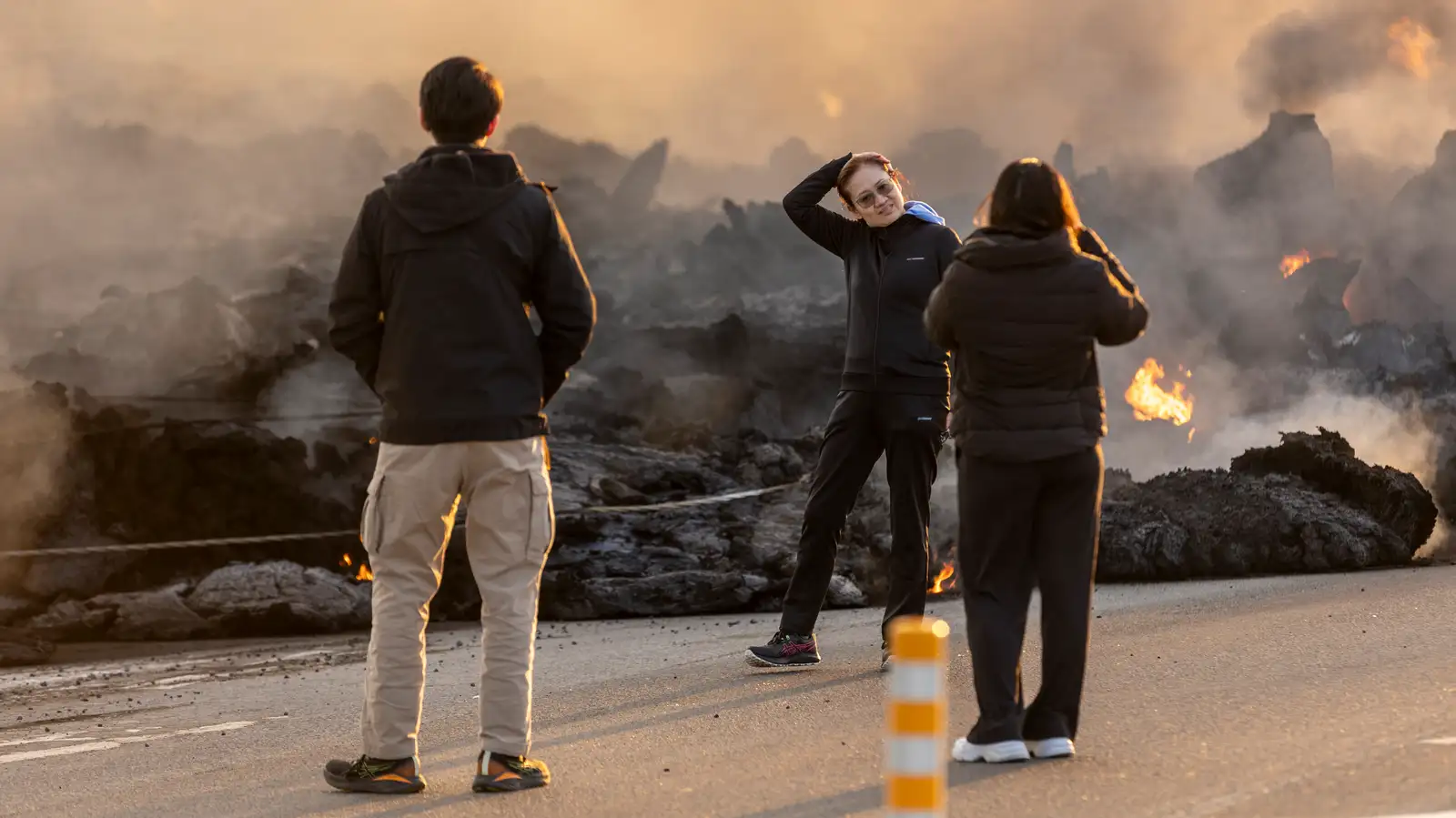 Touristen haben den Rand der Lava auf Grindavíkurvégur erreicht.