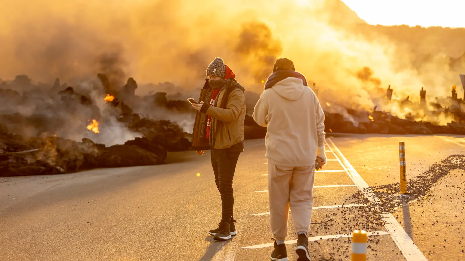 Touristen haben den Rand der Lava auf Grindavíkurvégur erreicht.