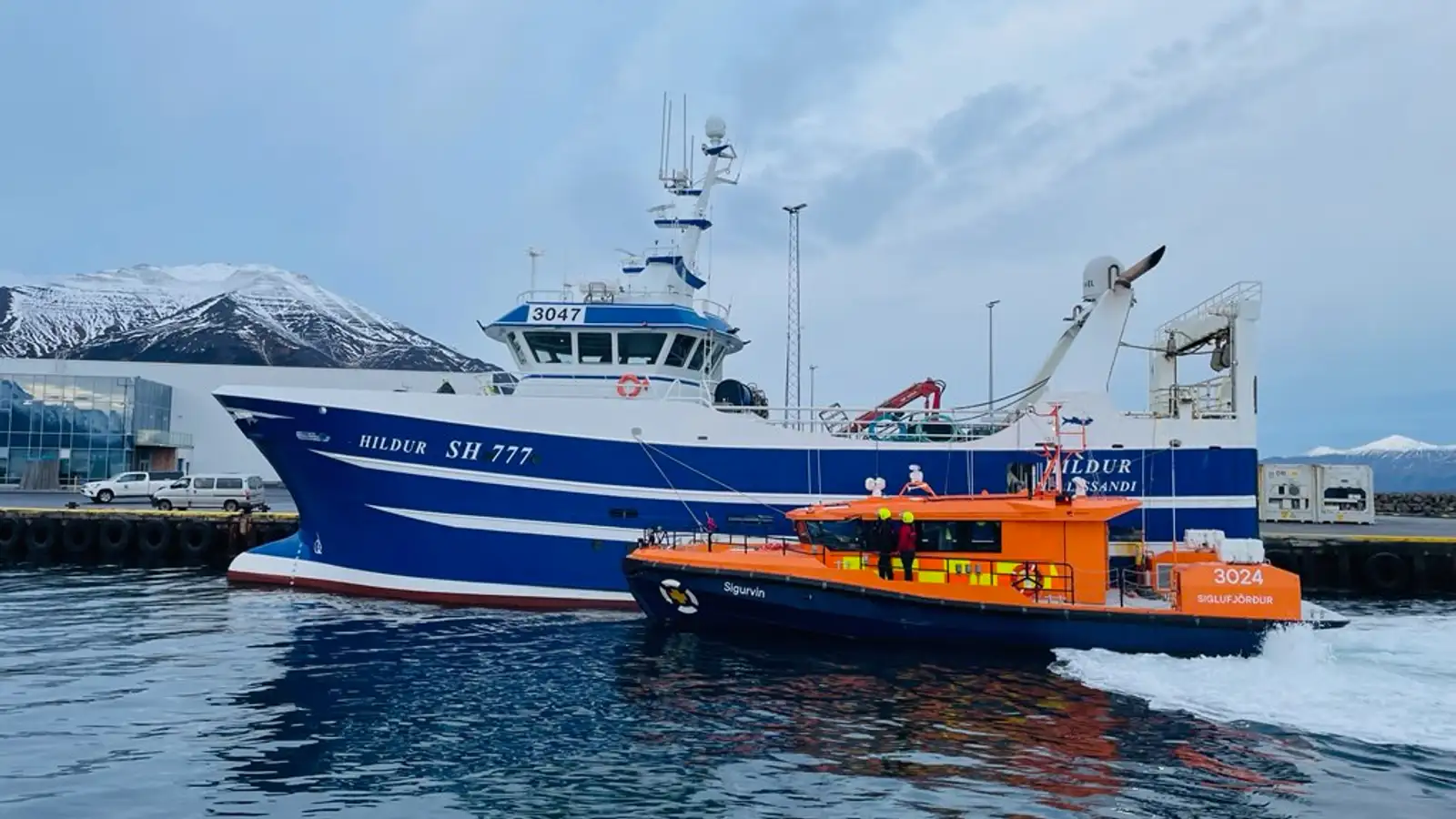 Björgunarskipið Sigurvin dró aflvana fiskiskip til lands